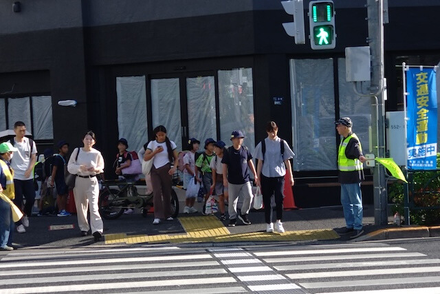 通学路での交通安全見守り