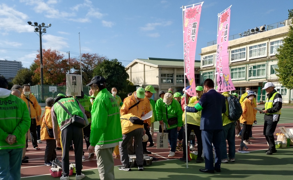 ５町会合同防犯パトロールのようす