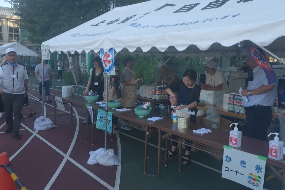 かき氷の模擬店で応援