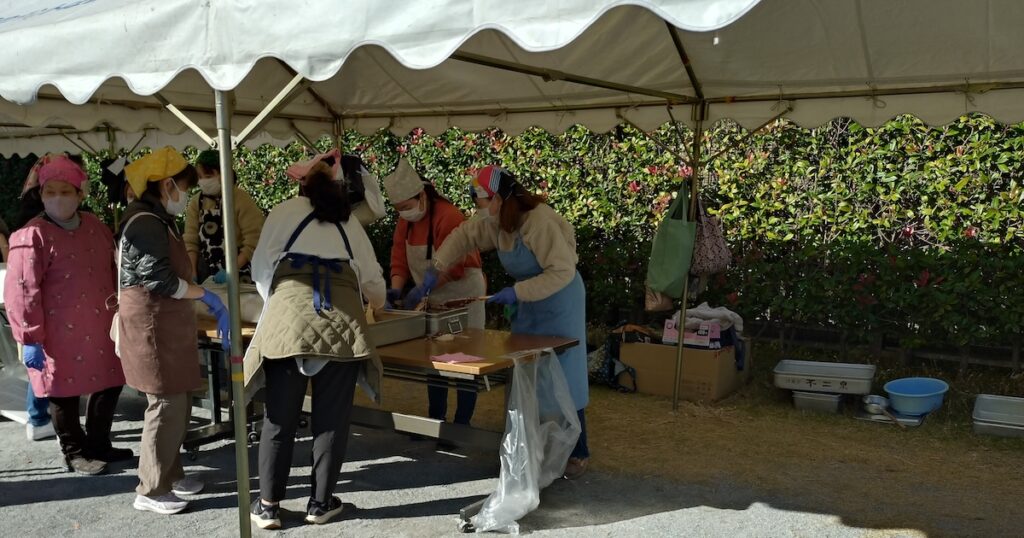 北区昭和町の餅つき大会のようす