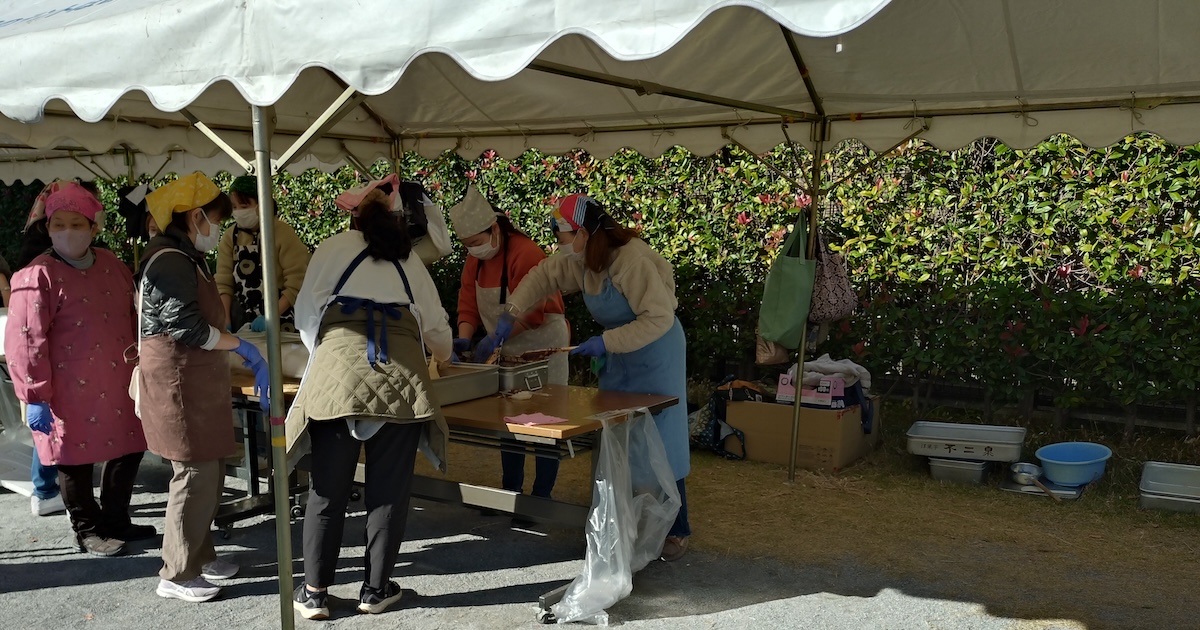 北区昭和町の餅つき大会のようす