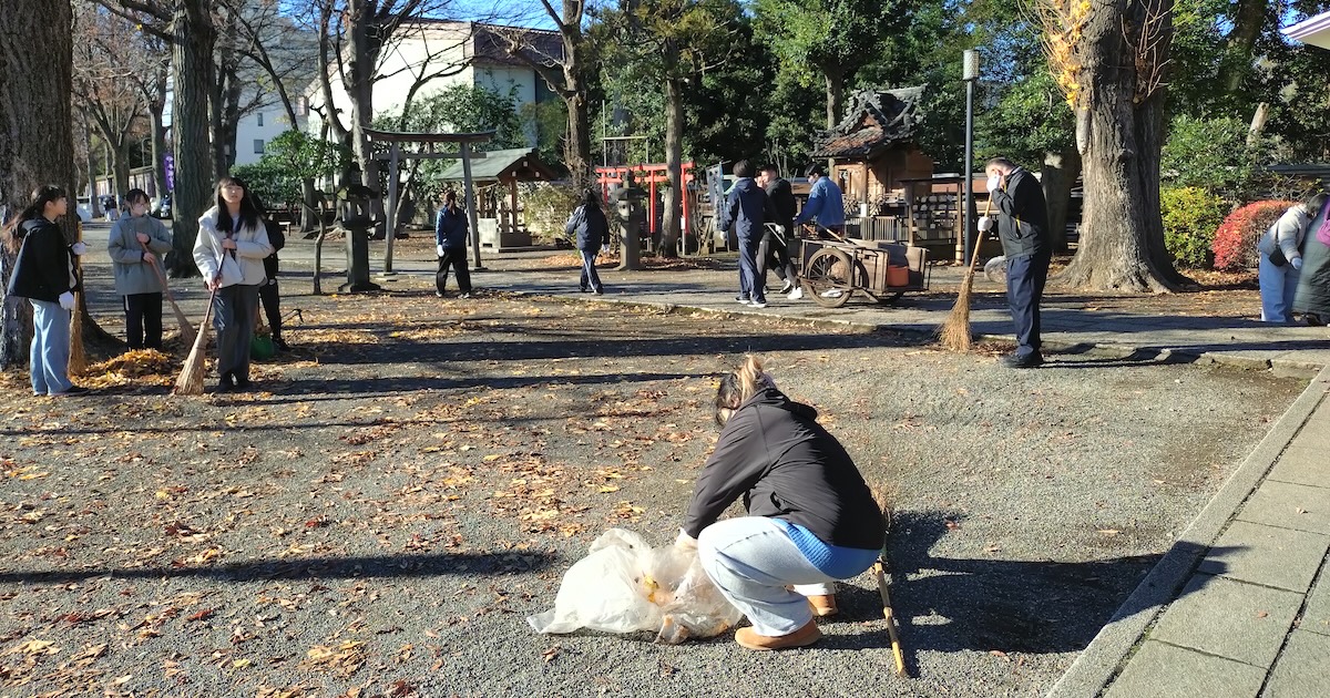 堀船中学の生徒さんと平塚神社境内の落ち葉清掃を実施